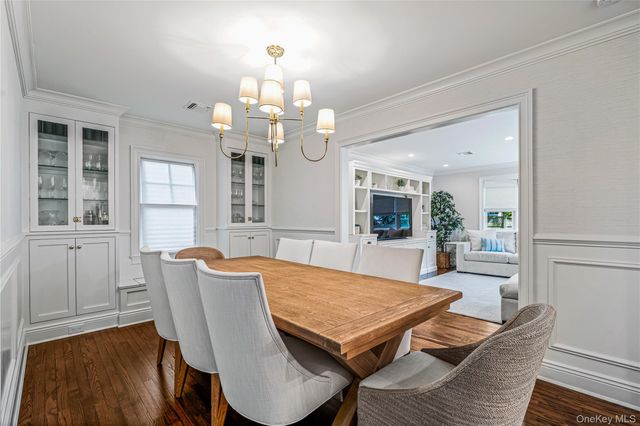 95 Muirfield Road, Rockville Centre, NY 11570