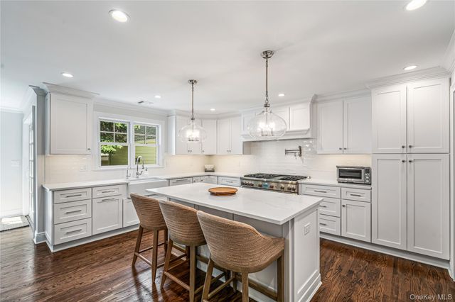 95 Muirfield Road, Rockville Centre, NY 11570