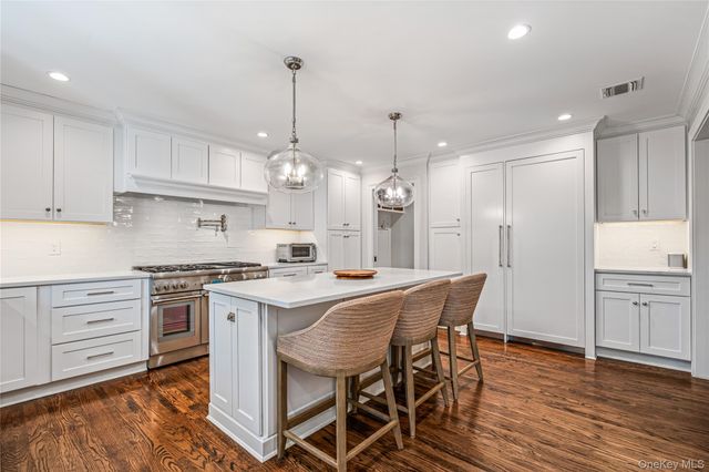 95 Muirfield Road, Rockville Centre, NY 11570