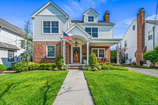 95 Muirfield Road, Rockville Centre, NY 11570