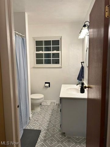 3717 Allenwood Drive SE, Warren, OH 44484