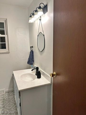 3717 Allenwood Drive SE, Warren, OH 44484