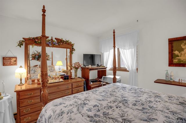 103 Wauwepex Trail, Ridge, NY 11961