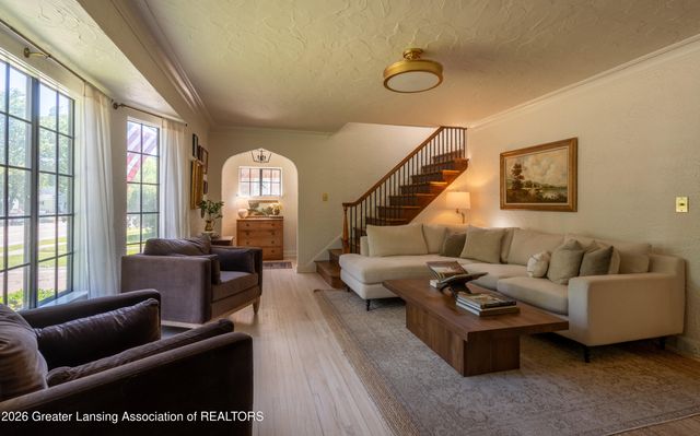 1041 W Grand River Avenue, East Lansing, MI 48823