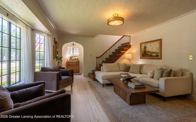 1041 W Grand River Avenue, East Lansing, MI 48823