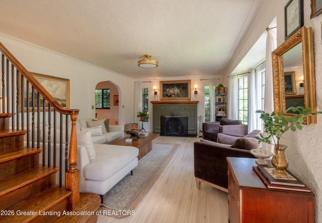 1041 W Grand River Avenue, East Lansing, MI 48823