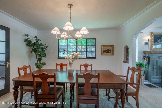 1041 W Grand River Avenue, East Lansing, MI 48823