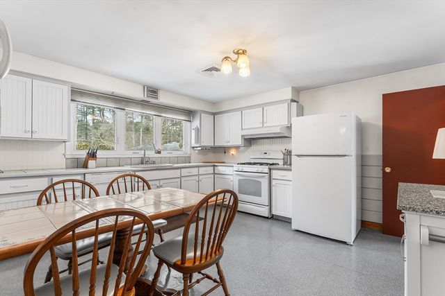 14 Tomahawk Dr, Tewksbury, MA 01876