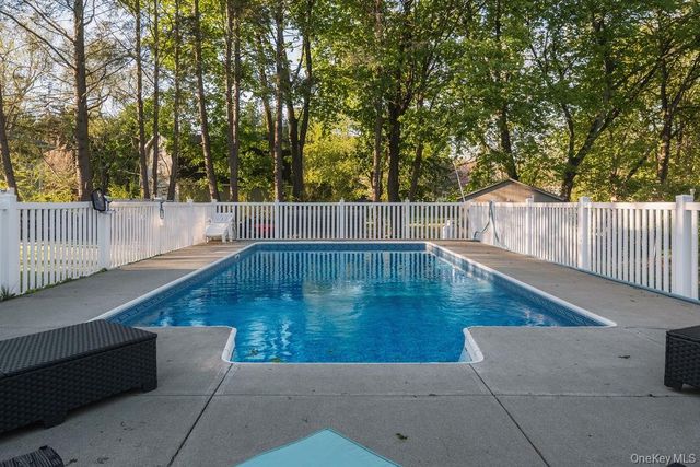 10 Cambridge Drive, Red Hook, NY 12571