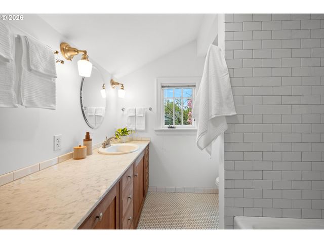 3344 Ne 18th Ave, Portland, OR 97212