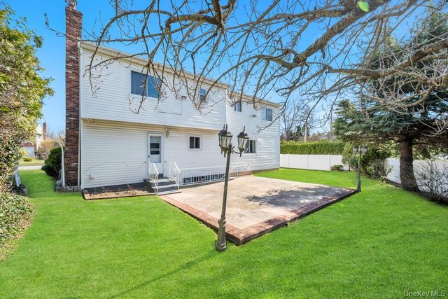 54 Felicia Court, Plainview, NY 11803