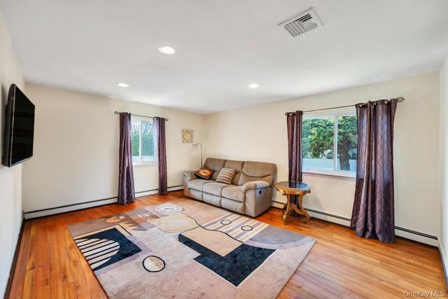 54 Felicia Court, Plainview, NY 11803