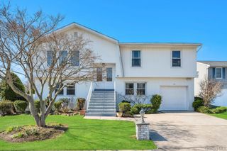 54 Felicia Court, Plainview, NY 11803