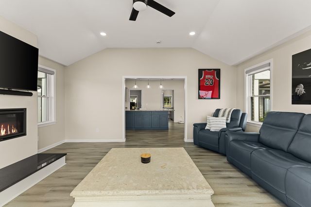17 Shore Ave, Lakeville, MA 02347