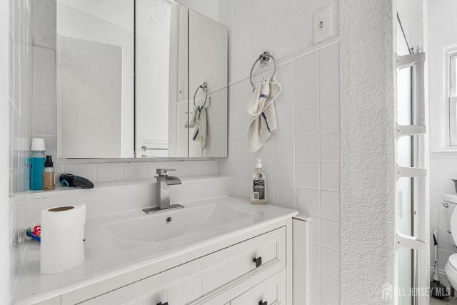 68 W edward Street, Iselin, NJ 08830