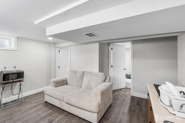 68 W edward Street, Iselin, NJ 08830