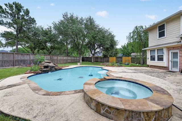 2203 Lakewind Lane, League City, TX 77573
