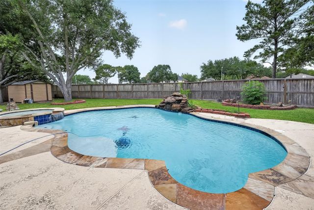 2203 Lakewind Lane, League City, TX 77573