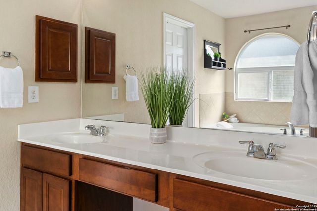 518 Eldridge Dr, Cibolo, TX 78108