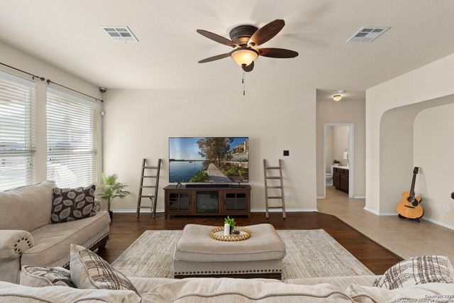 518 Eldridge Dr, Cibolo, TX 78108