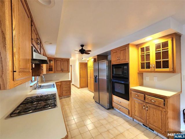 16 Burlington Road, Tenafly, NJ 07670