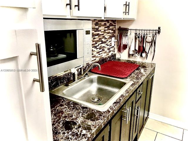 900 SW 11th Ave 17C, Hallandale Beach, FL 33009