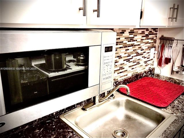 900 SW 11th Ave 17C, Hallandale Beach, FL 33009