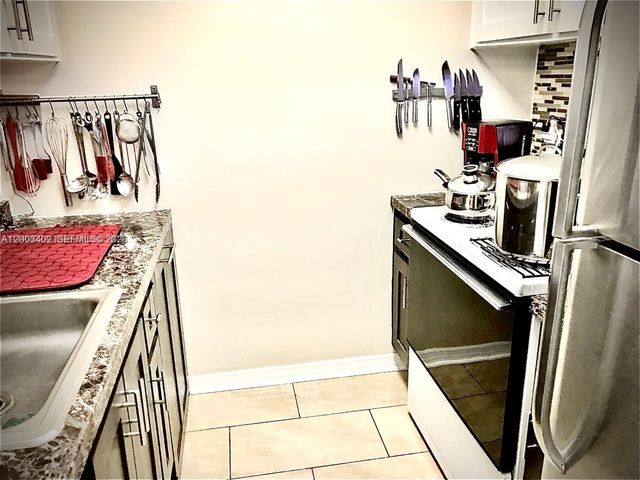 900 SW 11th Ave 17C, Hallandale Beach, FL 33009