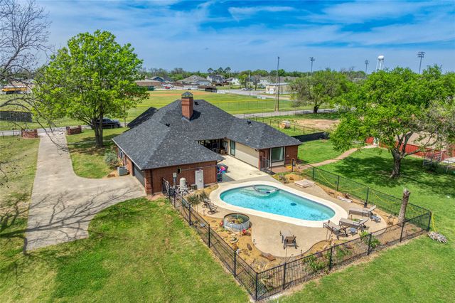 501 N Van Zandt Street, Tioga, TX 76271