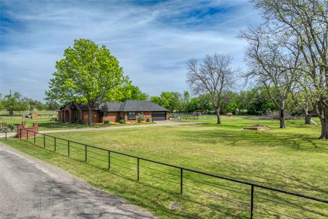 501 N Van Zandt Street, Tioga, TX 76271