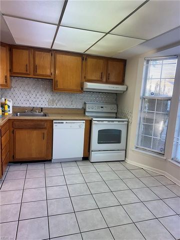 573 Chancery LN, Virginia Beach, VA 23452