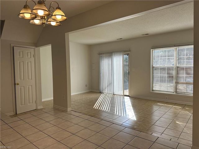 573 Chancery LN, Virginia Beach, VA 23452