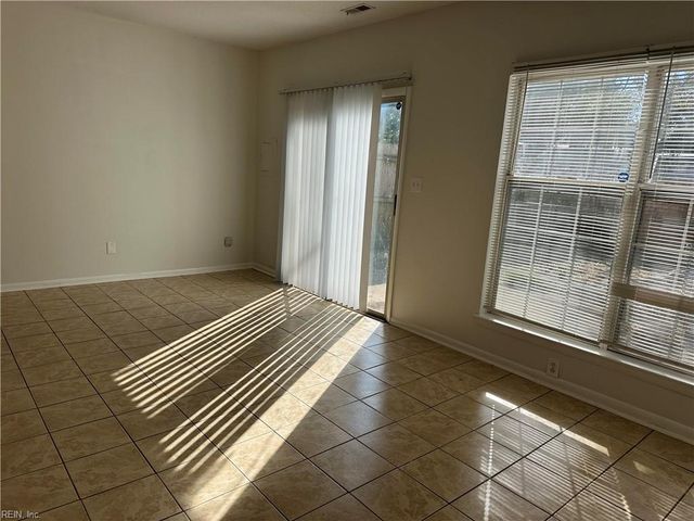 573 Chancery LN, Virginia Beach, VA 23452