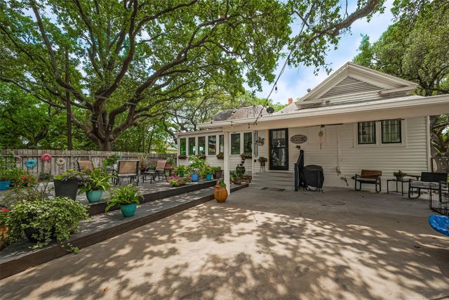 500 W Post Office Street, Eagle Lake, TX 77434