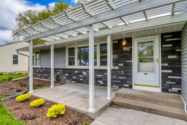 2904 Sheldon Street, Roseville, MN 55113