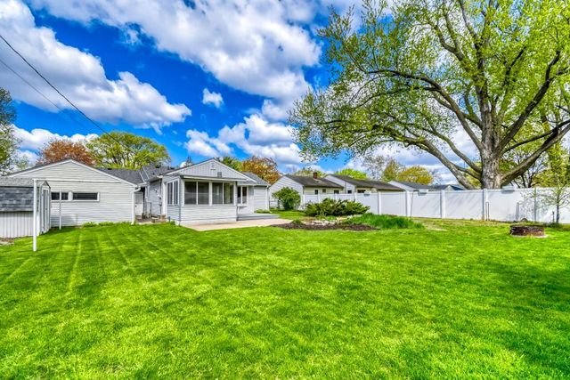 2904 Sheldon Street, Roseville, MN 55113