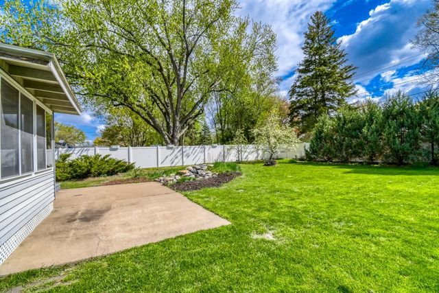 2904 Sheldon Street, Roseville, MN 55113