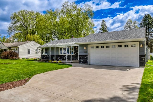 2904 Sheldon Street, Roseville, MN 55113