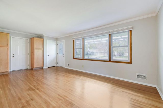 2904 Sheldon Street, Roseville, MN 55113
