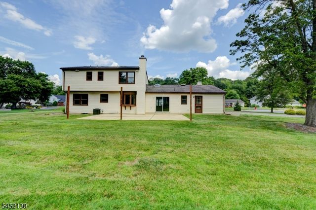 11 Fox Run Dr, East Hanover Twp., NJ 07936