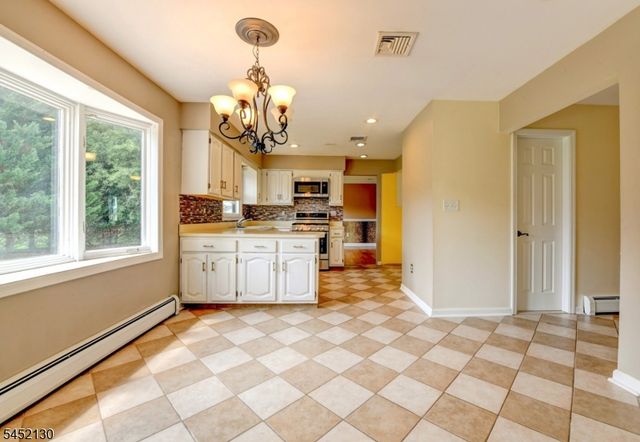11 Fox Run Dr, East Hanover Twp., NJ 07936