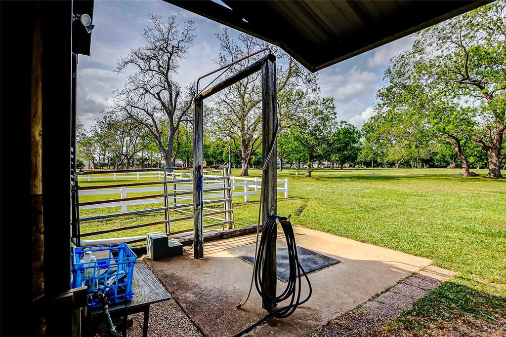 Image 10 of property listing at 2810 Precinct Line Road, Richmond, TX 77406