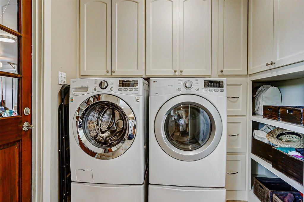 Image 14 of property listing at 2810 Precinct Line Road, Richmond, TX 77406