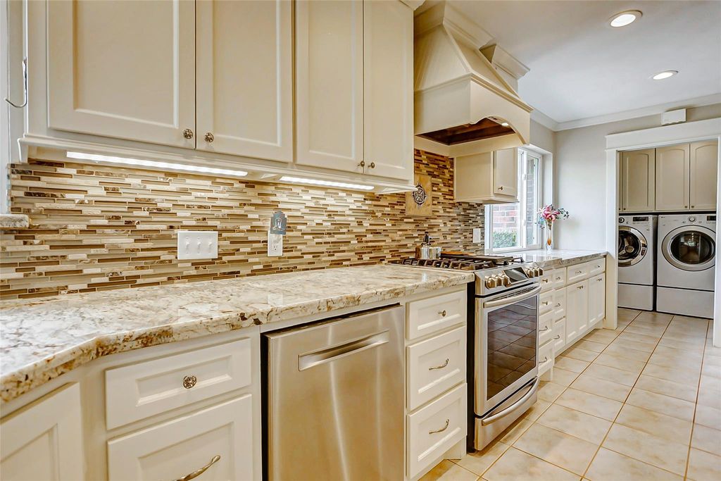 Image 16 of property listing at 2810 Precinct Line Road, Richmond, TX 77406