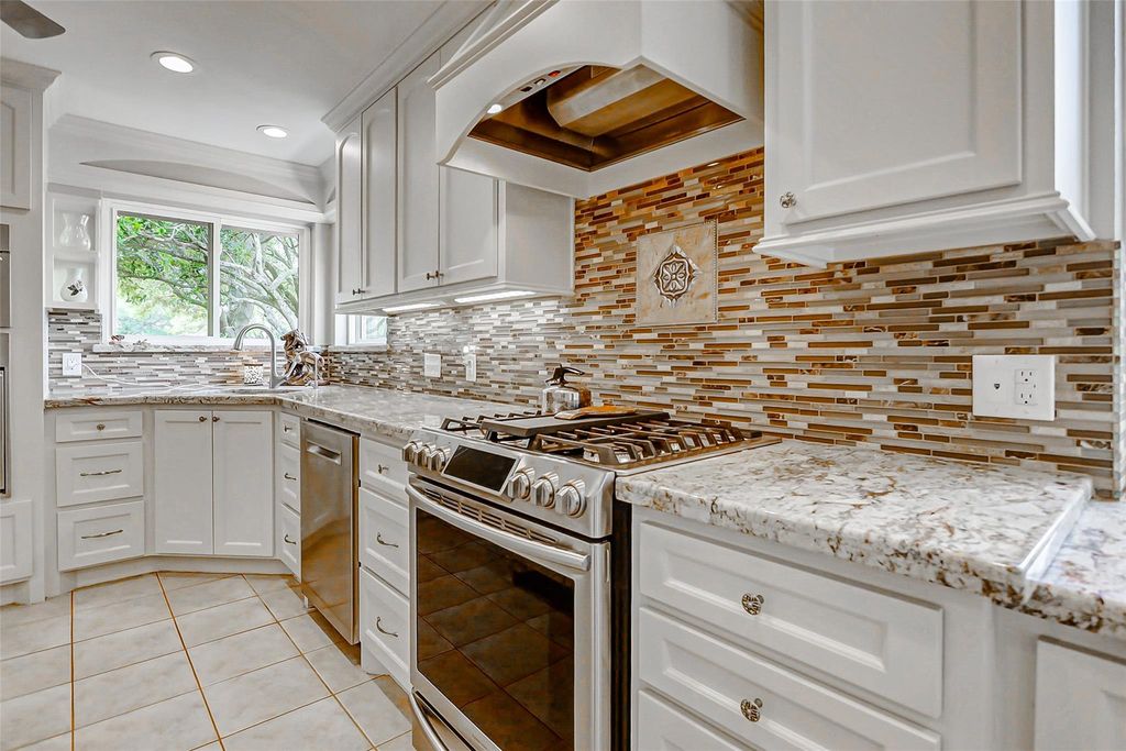 Image 17 of property listing at 2810 Precinct Line Road, Richmond, TX 77406