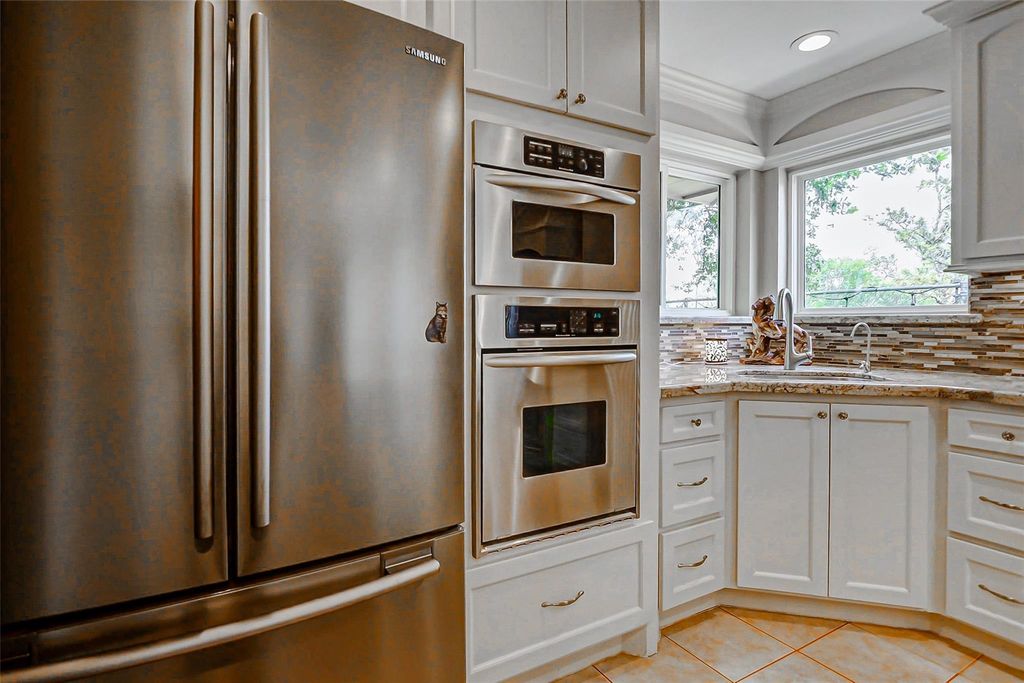 Image 18 of property listing at 2810 Precinct Line Road, Richmond, TX 77406