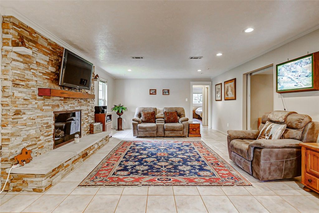 Image 19 of property listing at 2810 Precinct Line Road, Richmond, TX 77406