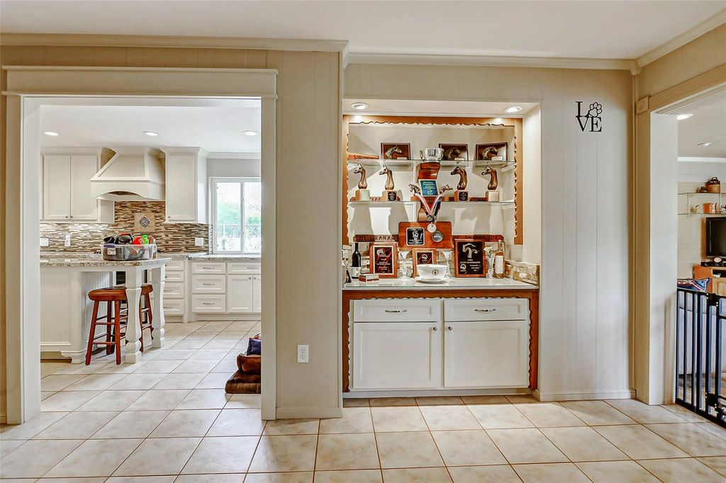 Image 20 of property listing at 2810 Precinct Line Road, Richmond, TX 77406