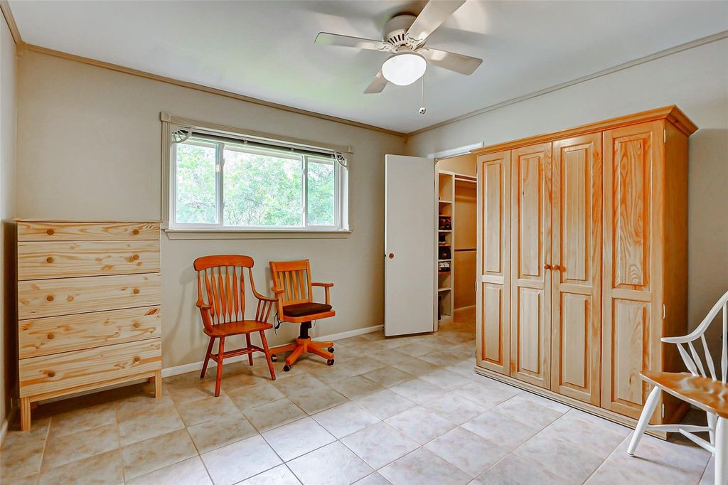 Image 29 of property listing at 2810 Precinct Line Road, Richmond, TX 77406