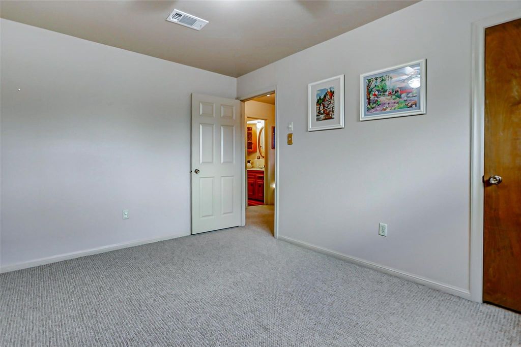 Image 34 of property listing at 2810 Precinct Line Road, Richmond, TX 77406